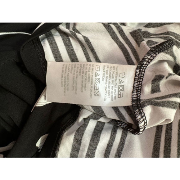 Women's Susan Graver Black & White Floral Short Sleeve Top Size XS - Picture 5 of 5